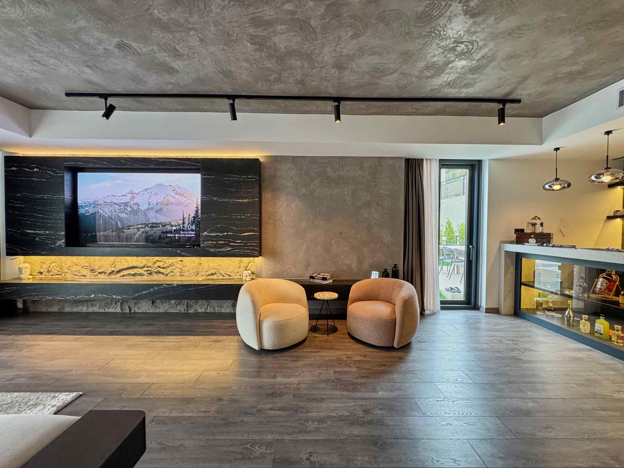 Zekeriyaköy'de Site İçerisinde Özel Dekorasyonlu Satılık Tam Müstakil Tripleks Villa 