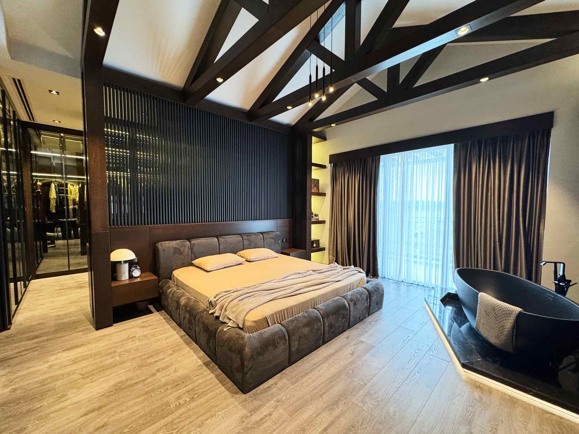 Zekeriyaköy'de Site İçerisinde Özel Dekorasyonlu Satılık Tam Müstakil Tripleks Villa 