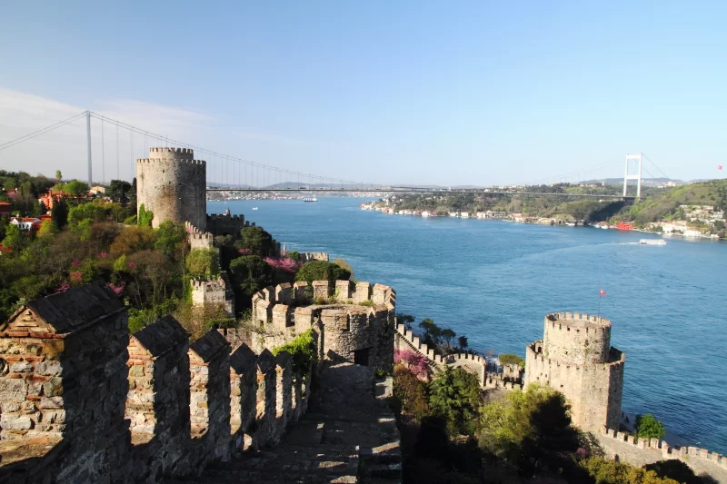 Rumeli Hisarı'nda Geniş Rıhtımlı Yalıda Satılık 3+1 Yalı Dairesi